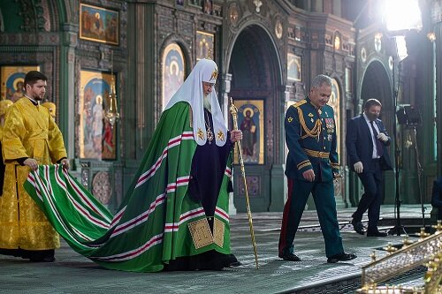 Патриарх Кирилл и министр обороны Сергей Шойгу на освящении Храма Вооруженных Сил в июне 2020 года (фото из Яндекс Картинки)