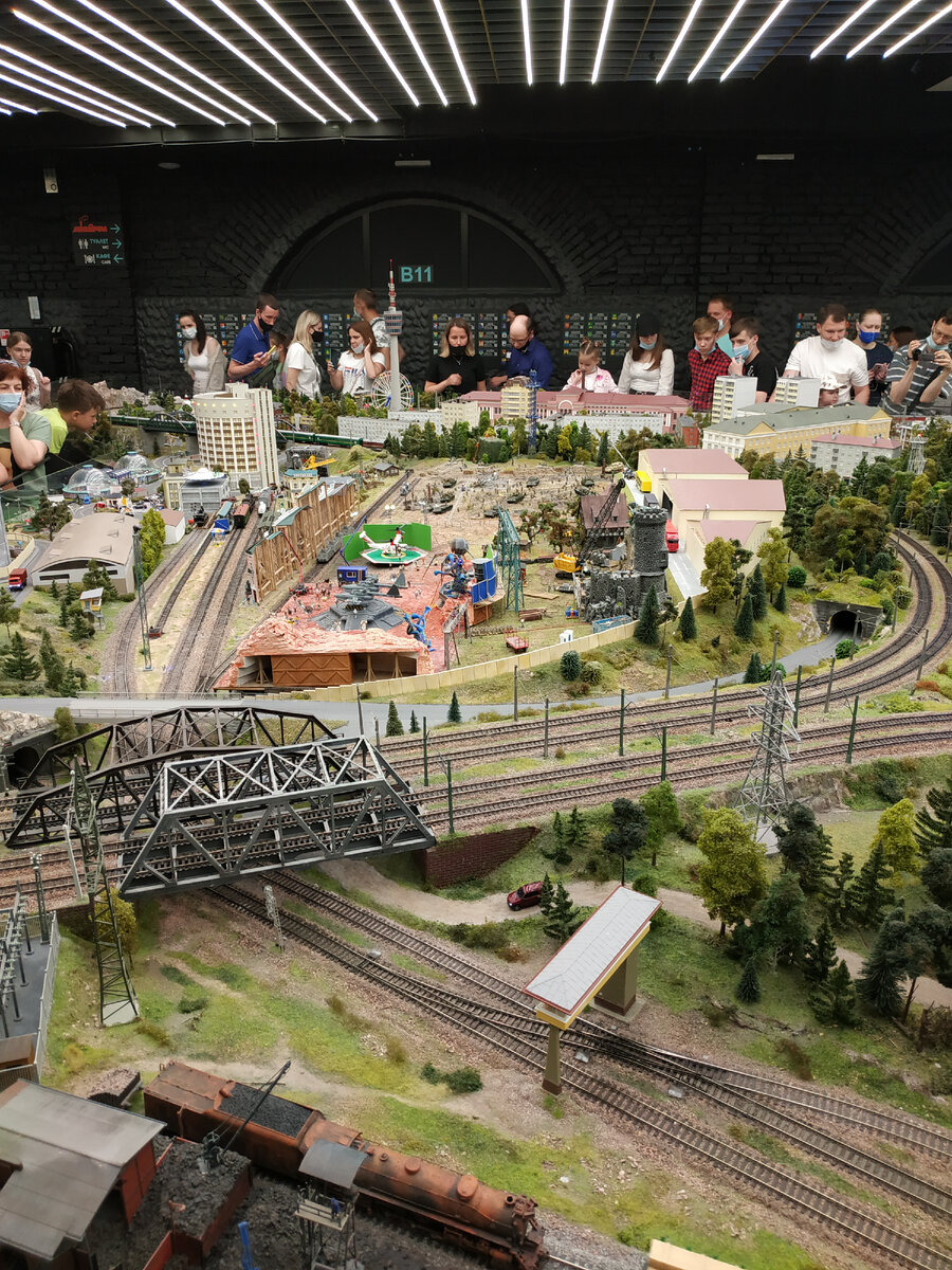 Бинокль пригодился, чтобы разглядеть детали в центре макета