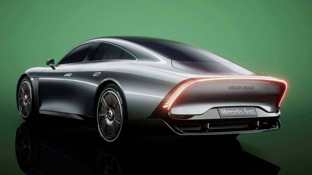 Компания Mercedes-Benz открыла череду автомобильных премьер на выставке потребительской электроники CES 2022 в Лас-Вегасе. Концептуальный электрический седан Vision EQXX преподносится как самая эффективная модель в истории немецкой марки. Серийная версия ожидается в 2024 году. 
 
Мерседесовцы более года дразнили нас тизерами Vision EQXX, подчёркивая тем самым важность для компании этого концепта. Между тем на уровне идей, как выяснилось, в нём нет ничего нового — это просто компиляция уже хорошо известных приёмов и материалов, но компиляция хорошая, тщательно проработанная. Немецкая пресса тут же окрестила Vision EQXX электрическом аналогом высокоэффективного дизельного купе Volkswagen XL1 десятилетней давности, но нам кажется, что более корректно и уместно сравнивать мерседесовский концепт с нидерландским электрическим лифтбеком Lightyear One, производство которого начнётся в середине этого года на заводе Valmet в Финляндии — похожая вытянутая форма и большая солнечная панель на крыше, вот только у Lightyear One она даёт до 70 км «халявного» пробега в сутки, а у Mercedes-Benz Vision EQXX — до 25 км. То есть нидерландцы распорядились солнечной энергией и полезной площадью машины более эффективно.