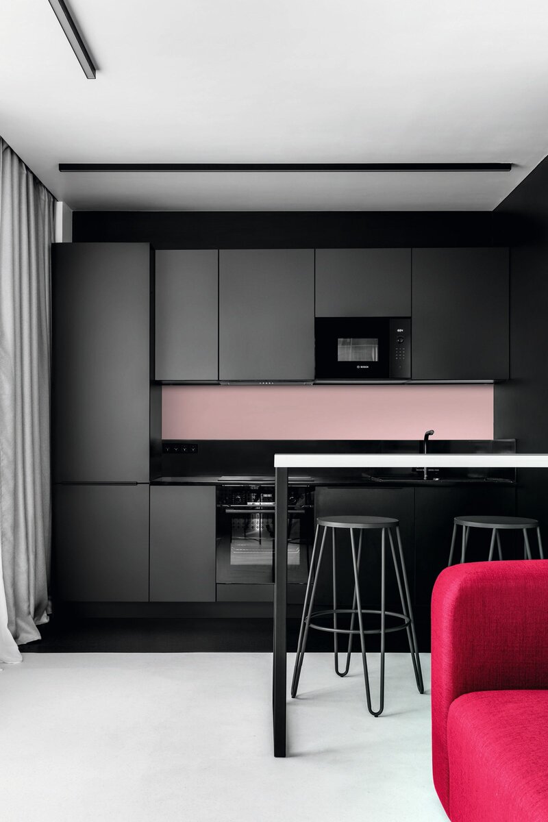 Кухня. Мебельная композиция у окна и стол сделаны на заказ; виниловое покрытие, Forbo.Фото: Александр Володин