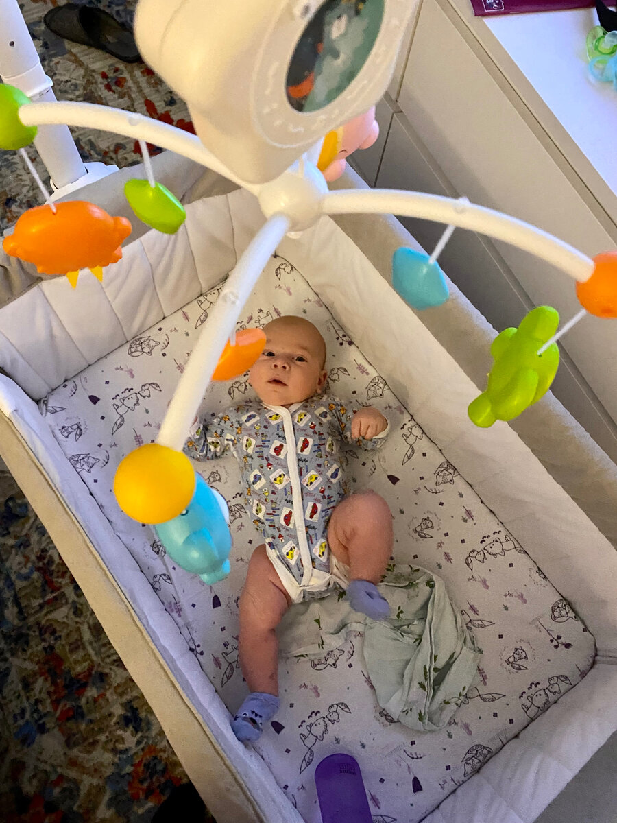 Завороженно смотрит и слушает. 