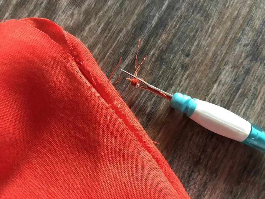 Распороть ткань. Как распарывать распарывателем. Заплата на джинсы между ног. Распарывать нитки. Чем распарывают швы на одежде.