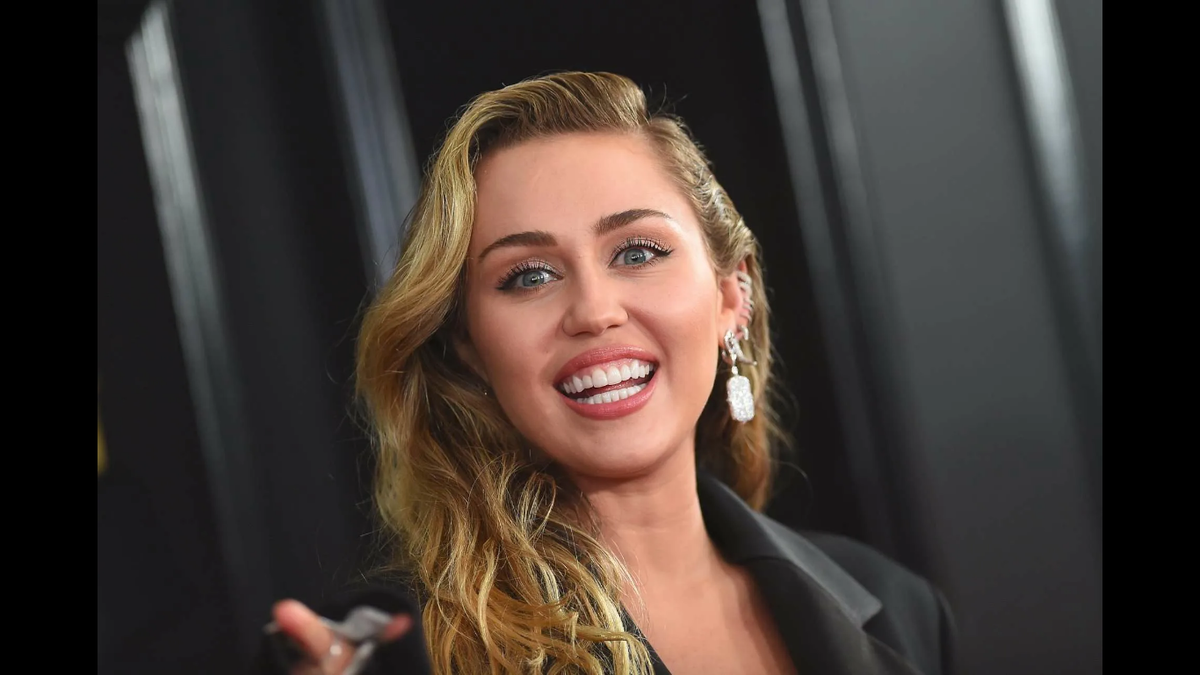 Майли Сайрус. Фото взято с сайта Яндекс. Картинки