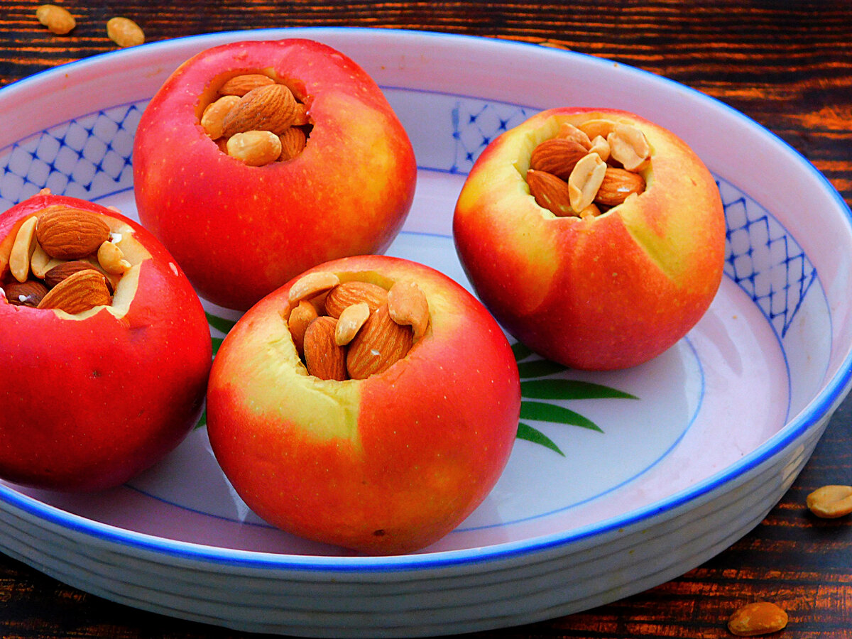 Или кусочек яблока или орешек. Яблоки запеченные с кедровыми орешками. Запеченные яблоки при запоре. Яблоки запеченные по киевски. Польза запеченных яблок в духовке для организма.