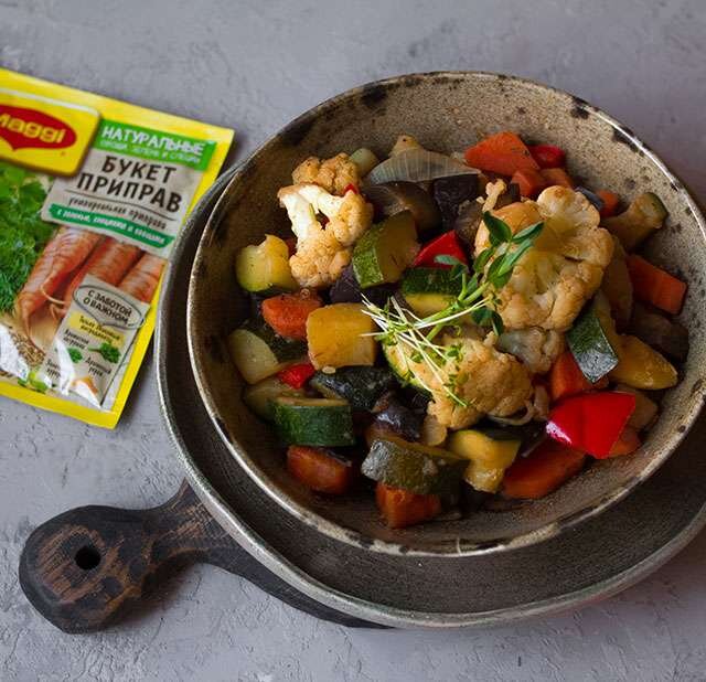 Картофель

1 штука

Морковь

1 штука

Баклажан

1 штука

Цукини

1 штука

Красный болгарский перец

1/2 штуки

Цветная капуста

200 граммов

Белый лук

1 штука

Чеснок

2 зубчика

Соль

по вкусу

Черный молотый перец

по вкусу

Вода

1/3 стак.

MAGGI® Приправа универсальная Букет приправ
2 ч. л