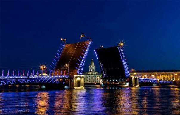 В СССР не поощрялось разговоры о сюрреализме, особенно применительно к нашей действительности. Однако достаточно открыть произведения писателей классиков, чтобы понять: Петербург представлялся многим деятелям культуры не только великим городом, но и жутковатой, сюрреалистической фантасмагорией.