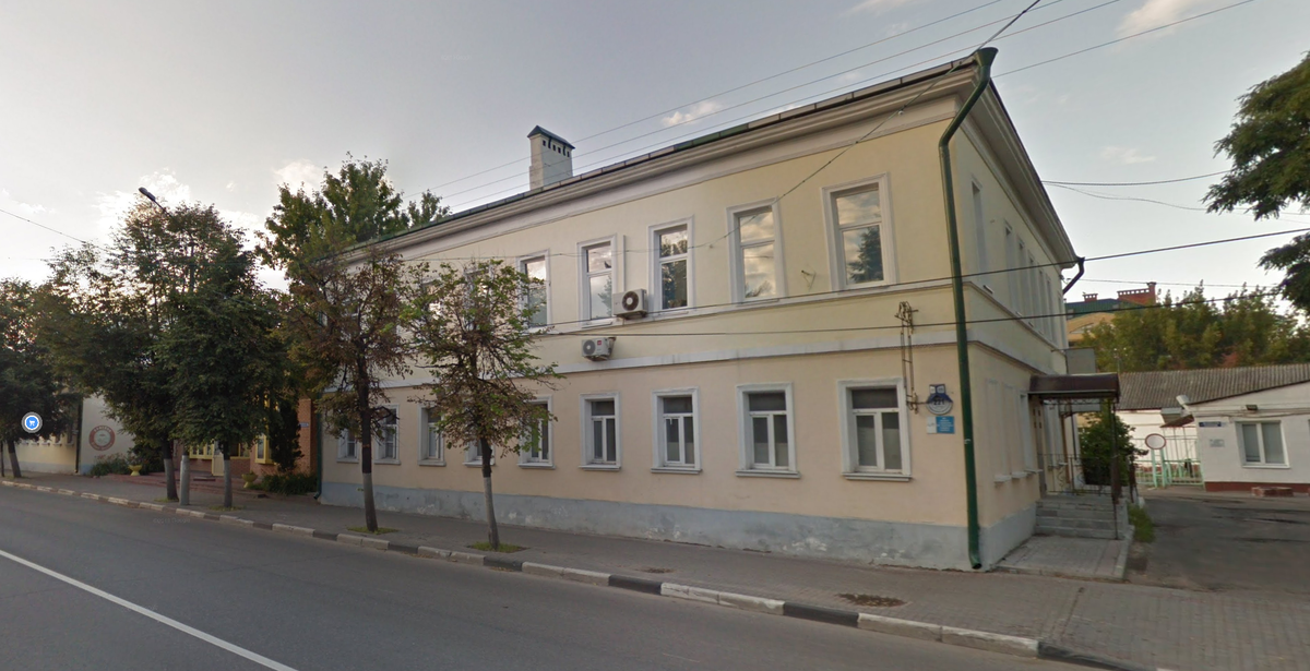 Дом 221 Октябрьской революции  со стороны проезжей части . Если вы бывали в Коломне и заходили в магазин  "Золотой Улей", то могли этот дом видеть - они рядом.