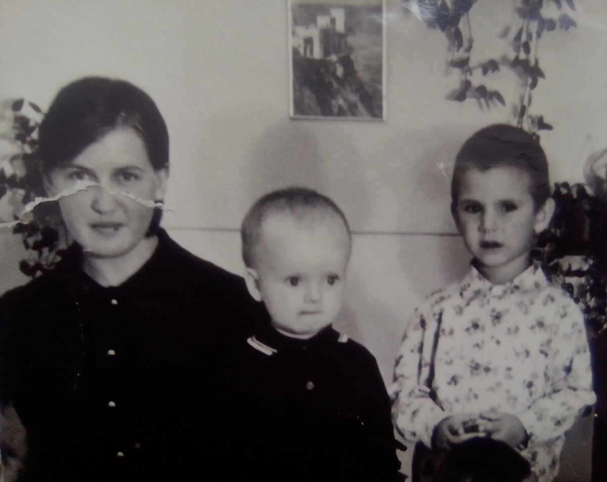 Тот же.д/с. Воспитатель Нина Степановна с Андрюшей и Серёжей. Кажется, 1974 год