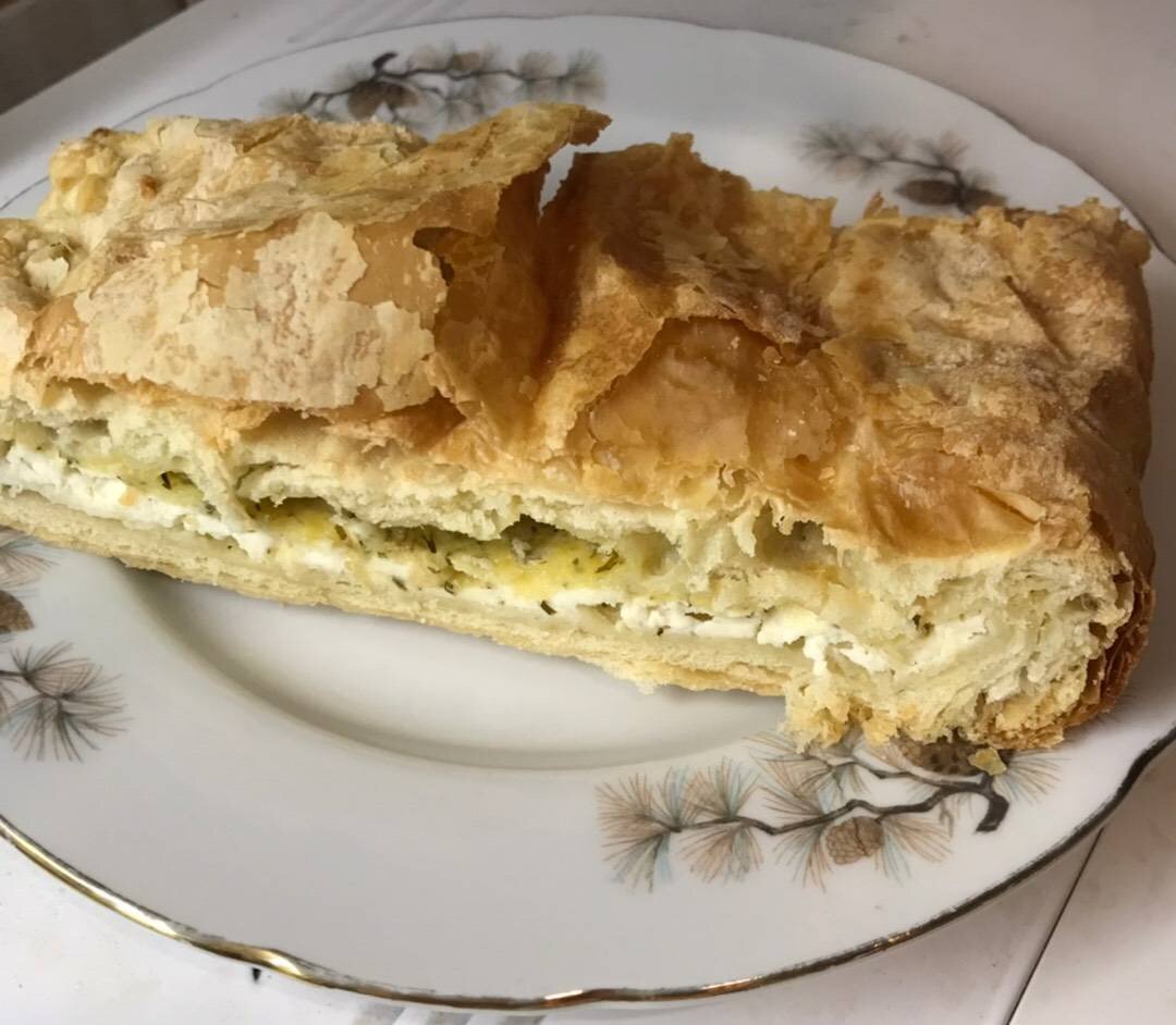 Луковый пирог из слоеного теста открытый