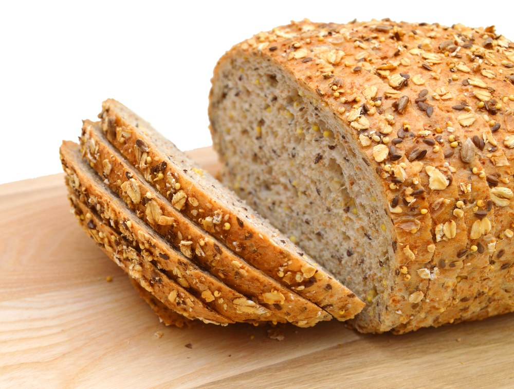 Хлеб пшеничный многозерновой. Мультизлаковый бездрожжевой хлеб. Хлеб со злаками. Хлеб с семечками.