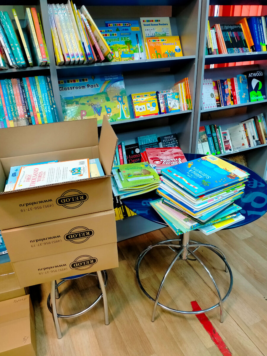 Книжный магазин двухэтажный. Санкт петербург релод. Релод книжный магазин. Релод магазин иностранной литературы. Северо западный магазин.