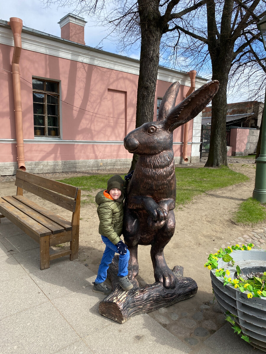 Заяц на скамейке в петропавловской