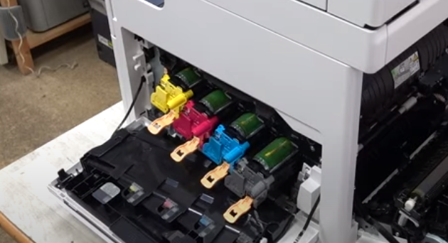 Откручиваем четыре винта, указанные стрелкой. Остальные винты не трогаем!