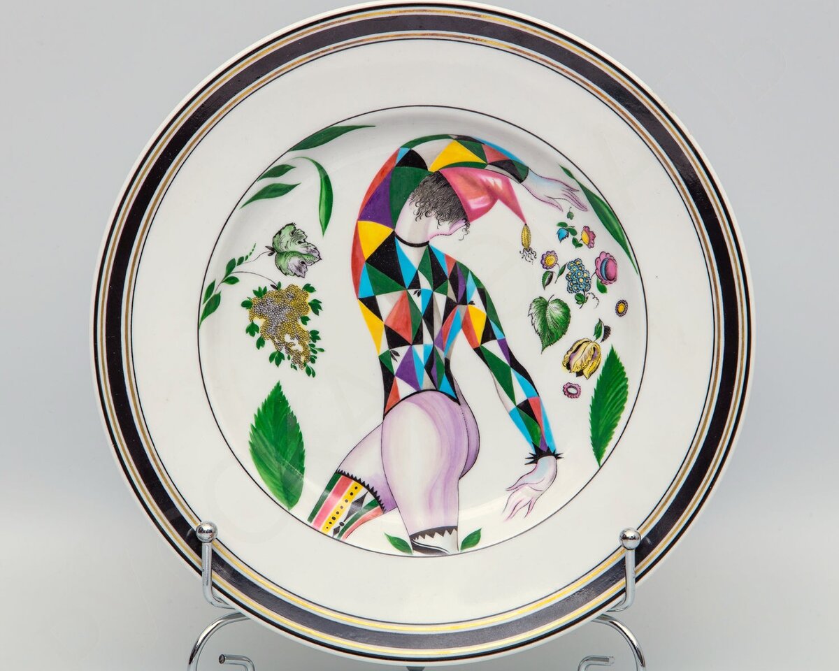 Тарелка с изображением Арлекина по оригиналу Сергея Чехонина. ЛФЗ 2001 г., https://ru.bidspirit.com/