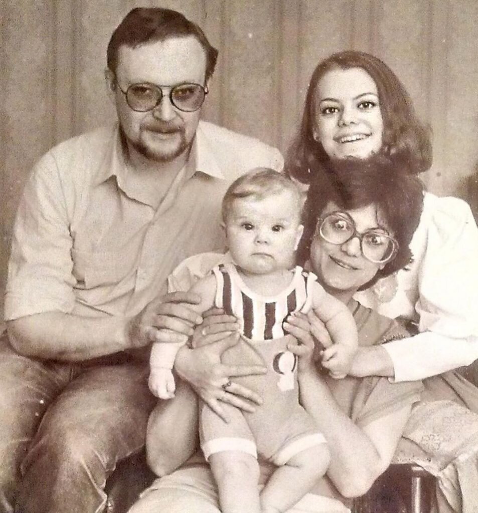 Яна со своими родителями. Фото Яндекс.Картинки.