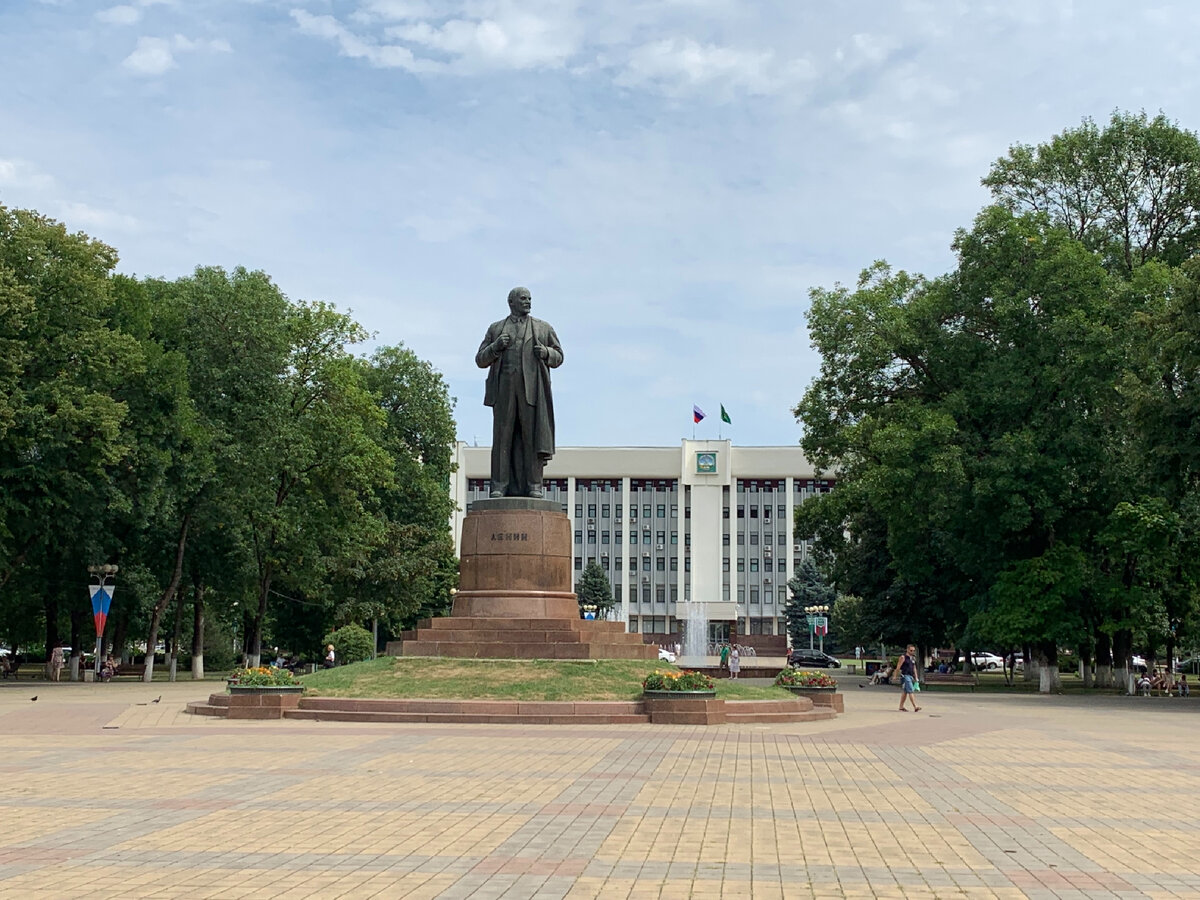 В центре Майкопа, как и в любом другом городе, неизменно стоит памятник великому вождю. Фото автора 