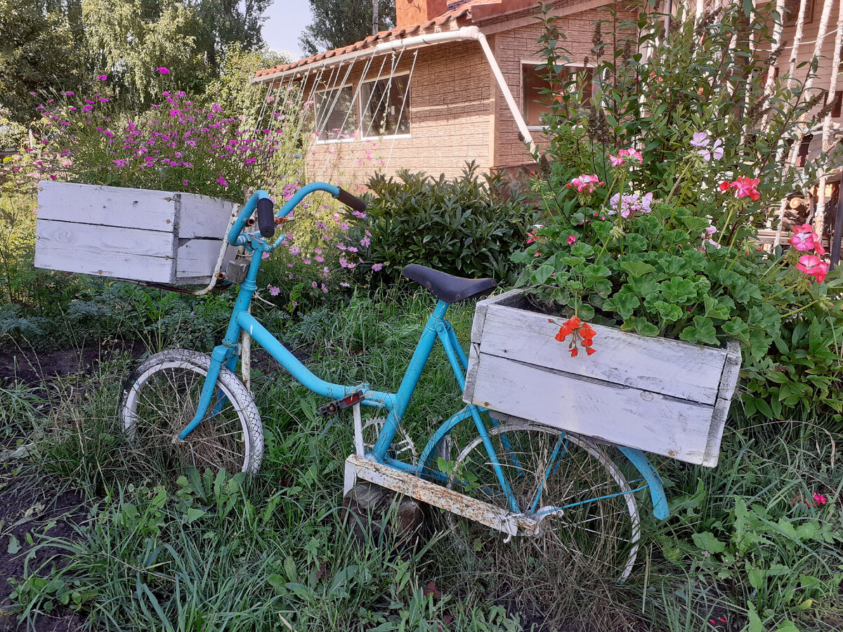 Передний ящик закреплен на части от металлического стульчика😀
