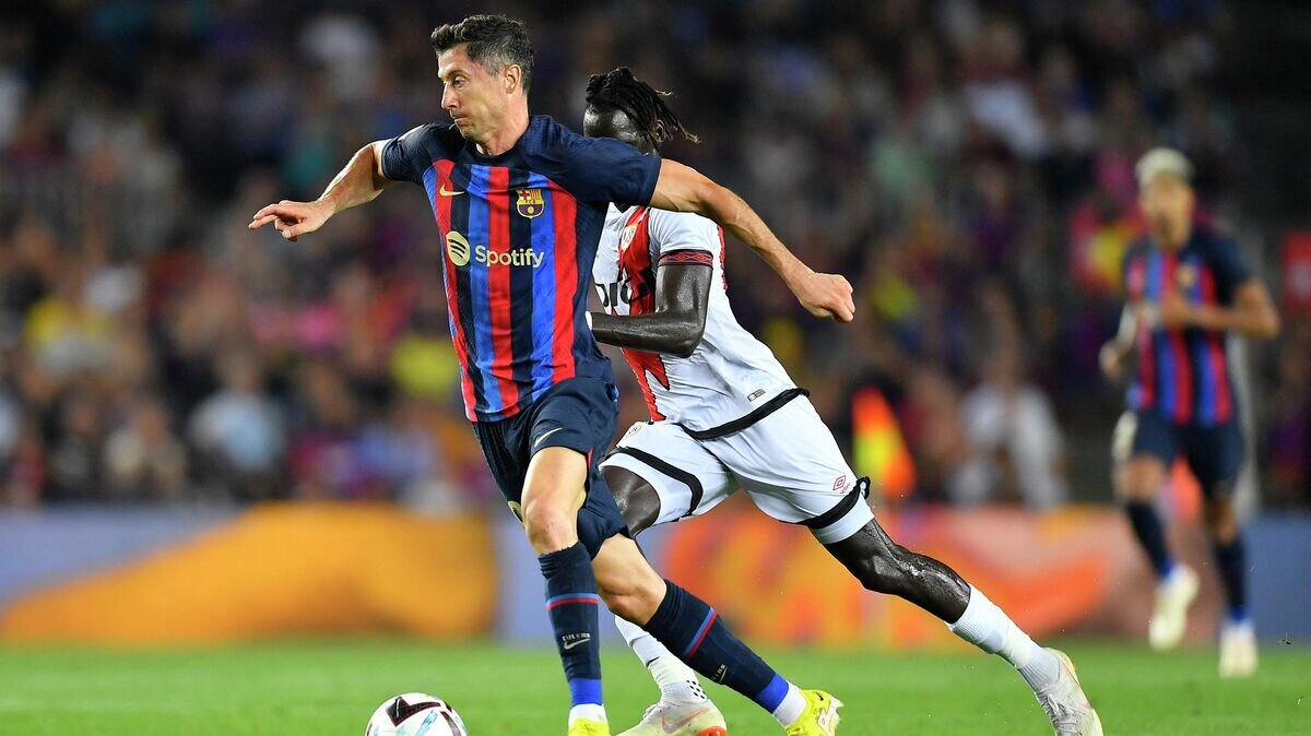    Роберт Левандовский (слева) и Пате Сисс© AFP 2022 / PAU BARRENA