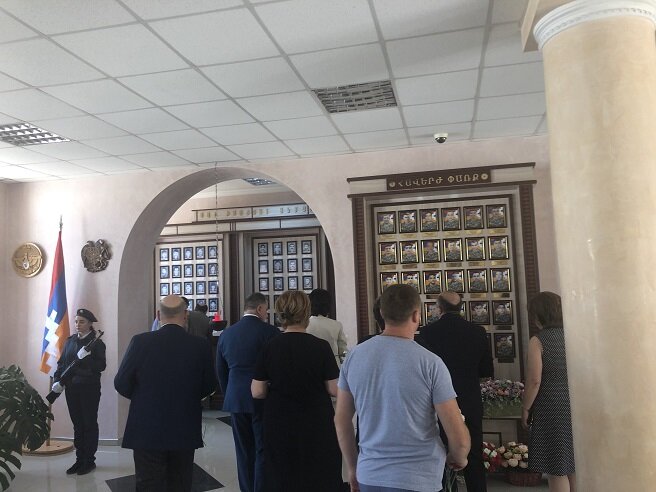 В Степанакертской школе с обучением на русском языке состоялась церемония передачи учебников. Фоторепортаж