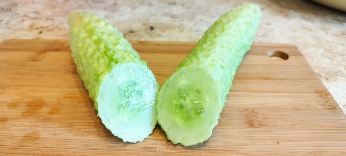 Вот так огурец выглядит на срезе.