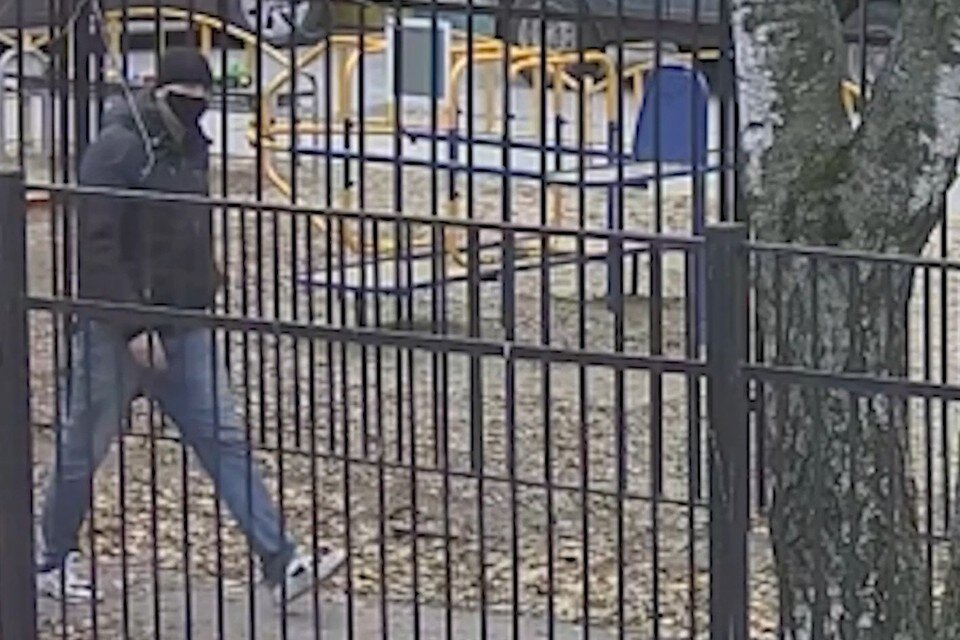     На камеру попал подозреваемый в особо тяжком преступлении против ребенка. Его ищут рязанские следователи.