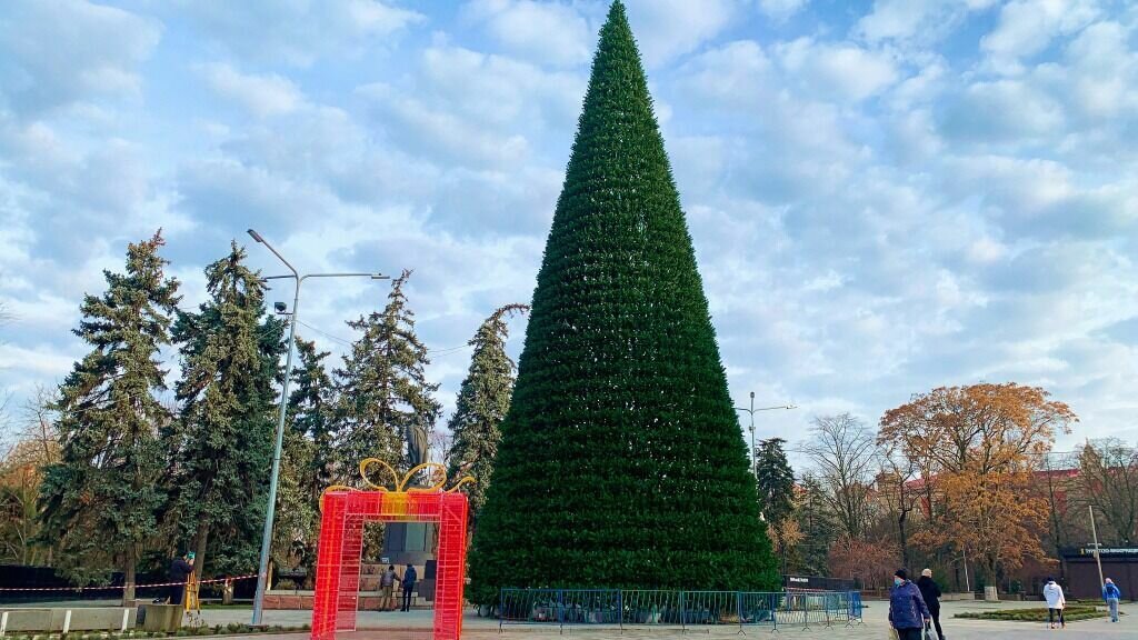     В Ростове-на-Дону в скором времени возле входа в парк имени Максима Горького должна появиться главная новогодняя ель. Как пройдет Новый год в этом году, в материале RostovGazeta.