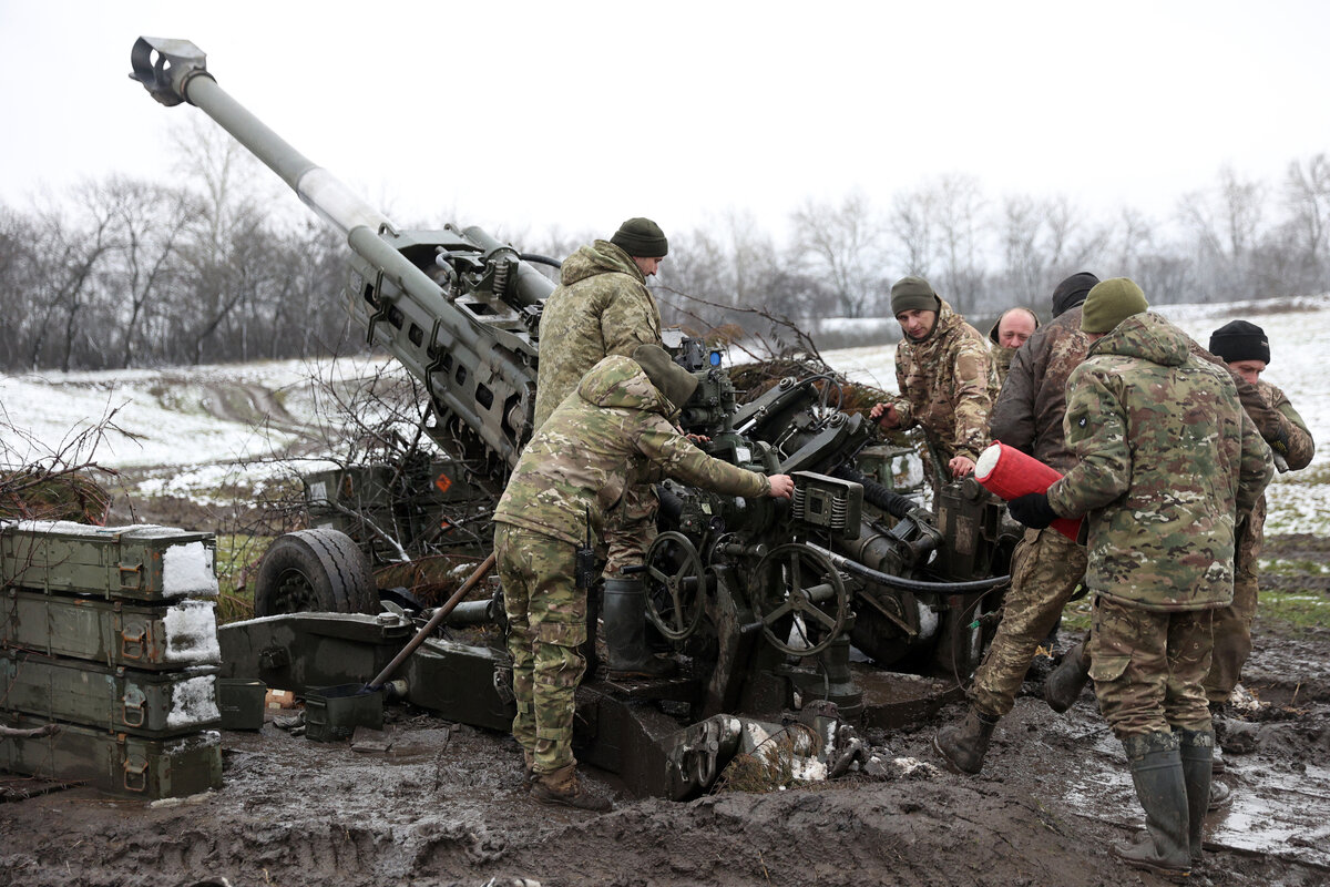     Американская артиллерийская гаубица M777 ВСУ / AFP / Anatolii Stepanov