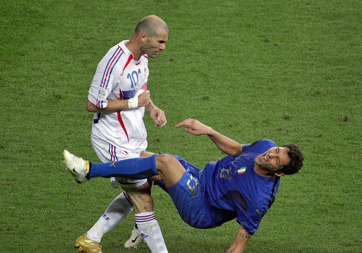 На Чемпионат мира 2006 Германия потратила на стадионы и инфраструктуру: 2,9 млрд $. А доход ФИФА составил 3,2 миллиарда долларов. 