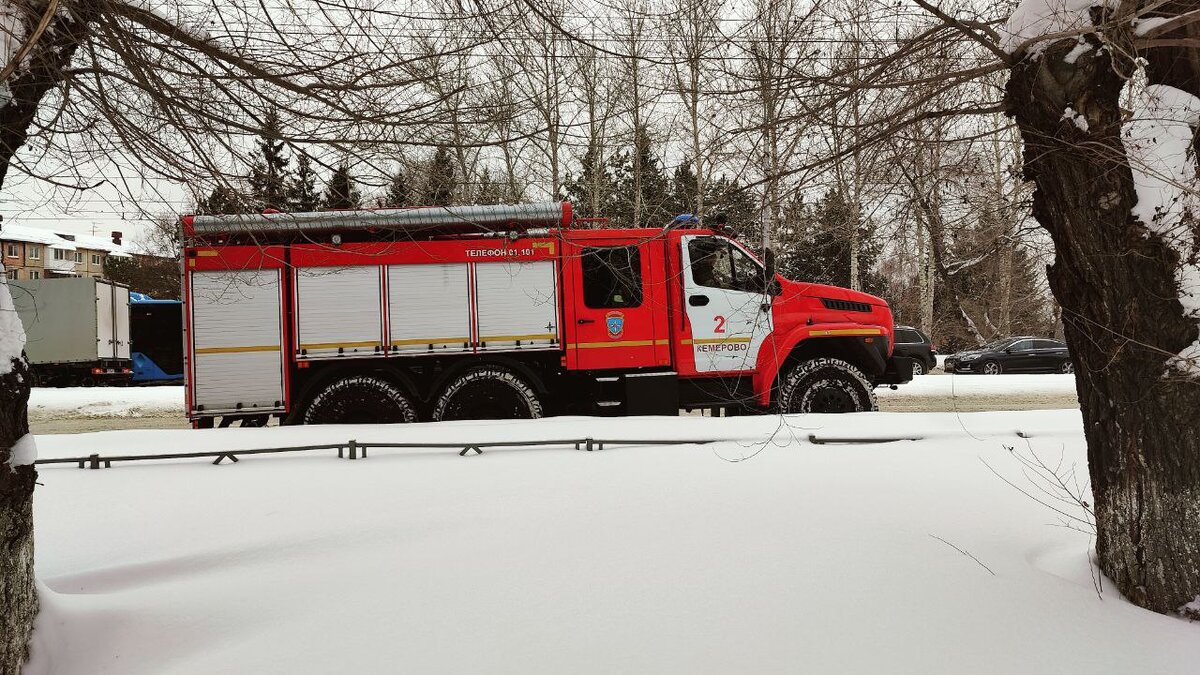 Пожарные в считанные минуты примчались к горящему дому и спасли восемь человек. Фото: Царьград