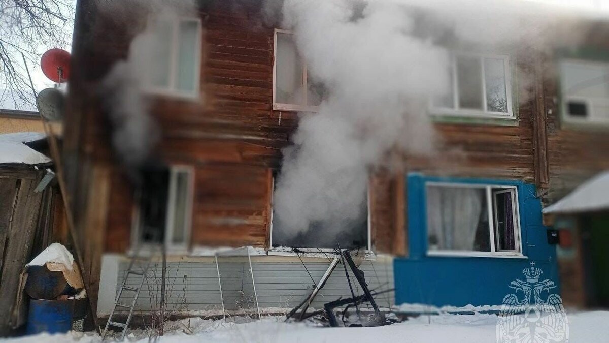     В Сарапуле пожарные спасли из горящего барака двух женщин и двух детей.