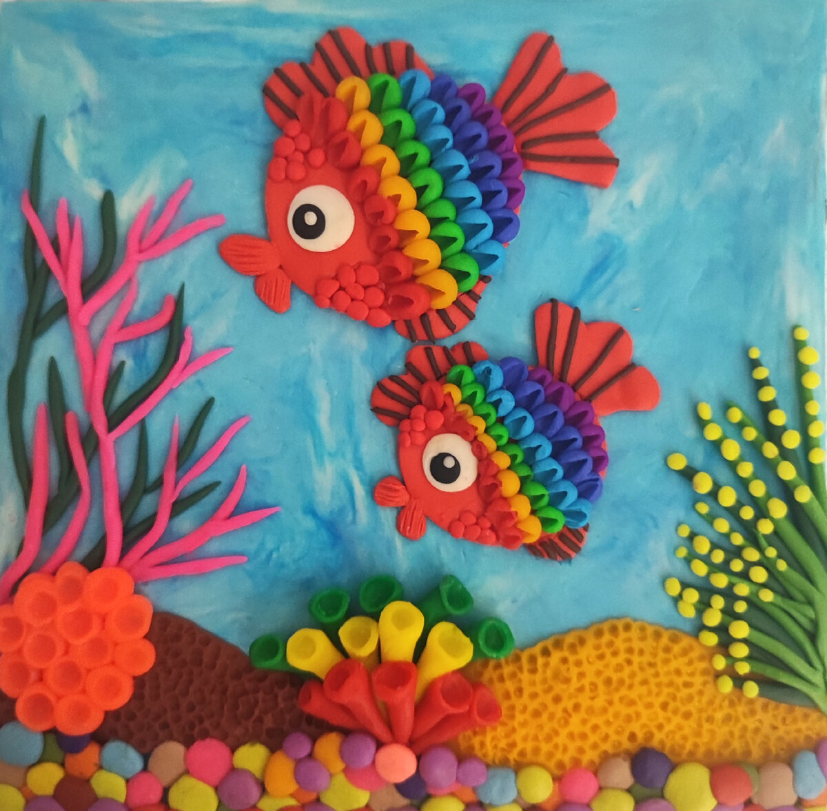 Готовый вариант аппликации из пластилина на картоне " Разноцветные рыбки в аквариуме".