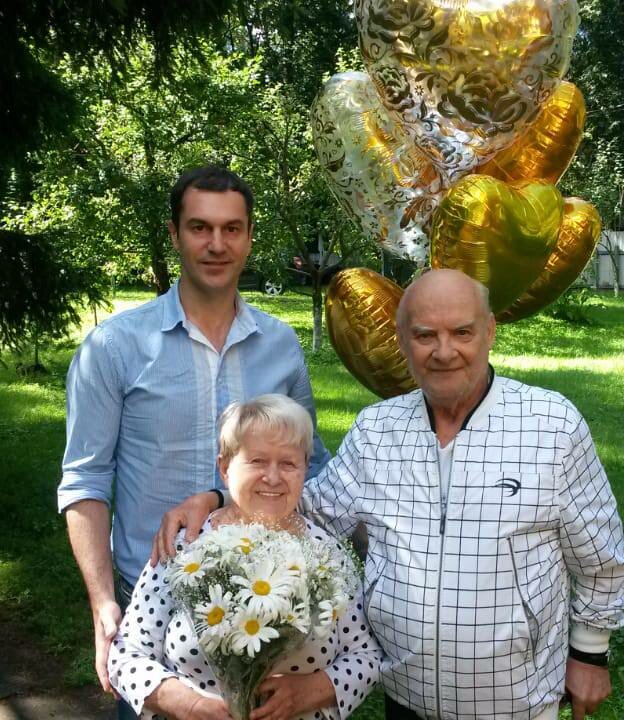 Дорогие друзья! Последние дни в печати и в интернет пространстве появилось много недостоверной информации и различных фантазий о самочувствии Александры Николаевны. Для меня, близкого человека, и в первую очередь, для самой Александры Николаевны это весьма огорчительно. Дабы развеять этот надуманный флёр, спешу сообщить всем почитателям её творчества, всем, кто искренне обеспокоен и взволнован отсутствием достоверных новостей, что в данный момент Александра Николаевна окружена заботой и вниманием. В повседневных житейских делах, которые присущи каждому из нас, ей помогаю две замечательные Галины, без которых нам было бы очень непросто в последние годы.
Я ежедневно с Александрой Николаевной, мы очень много разговариваем, много вспоминаем...
Николай Николаевич - выдающийся поэт и гражданин! В этом году нашей дружбе 30 лет и 31 год знаменитому "Русскому вальсу", который я впервые исполнил на родной донецкой земле - 3 апреля 1993 года, в программе "Донецк приглашает друзей" для Первого канала. Режиссером концерта была Светлана Анапольская. Мы с Ириной Мачавариани были первыми и бессменными исполнителями,  постановщиками хореографической версии этого уникального произведения.
"Русский вальс" навсегда стал визитной карточкой нашей танцевальной пары, а впоследствии и до настоящего времени - творческой визиткой Театра танца "Рандеву". 
Николай Николаевич был очень светлым человеком, с великолепным чувством юмора. В нашем сердце он навсегда! П. С. Фото сделано 6 августа 2017 года, на  даче, на Николиной горе. Поздравлял с 61 годовщиной совместной жизни. Привёз  огромное количество шаров и ромашки. Загадав желание, шары отпустили в небо. Авторы искренне радовались. Счастье! Видео  обязательно выложу позже.©Евгений Малышко - директор Культурного фонда Александры Пахмутовой. 