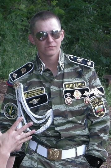 Увидев такого пестрого дембеля, каждый встречный школьник посчитал бы своим долгом нанести «модному» дембелю ранение несовместимое с жизнью. Я понимаю – право выбора, но армию – то зачем позорить? Таких дембелей, да в горячую точку! Вот только тогда террористы бы понесли колоссальные потери в результате творческого подхода этих бойцов (просто не выдержали бы психологической атаки).