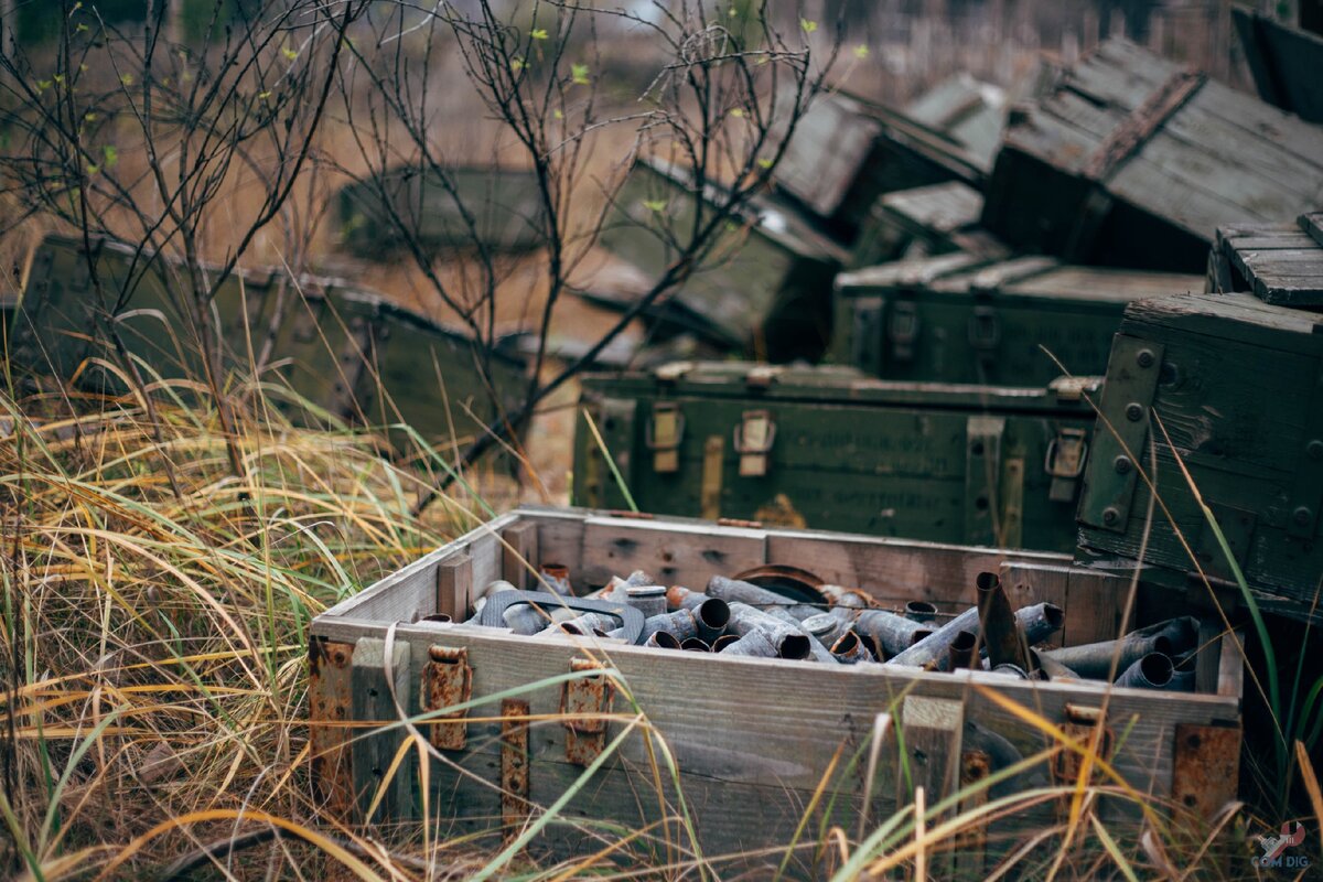 Так выглядит заброшенный артиллерийский склад боеприпасов. Показываю найденные гранатомёты и жилой городок