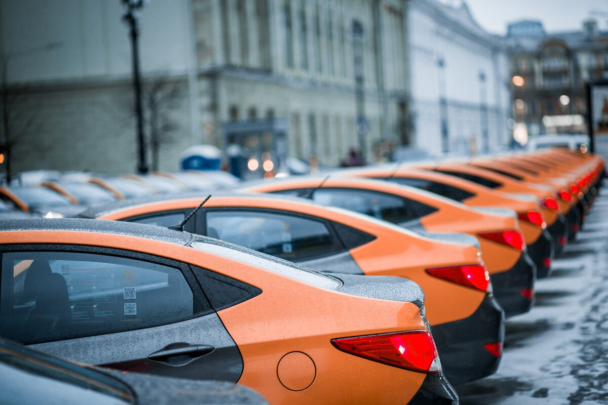 drive2.ru. Многие парковки вдоль городских улиц заставлены автомобилями каршеринга, которым сейчас запрещено пользоваться.