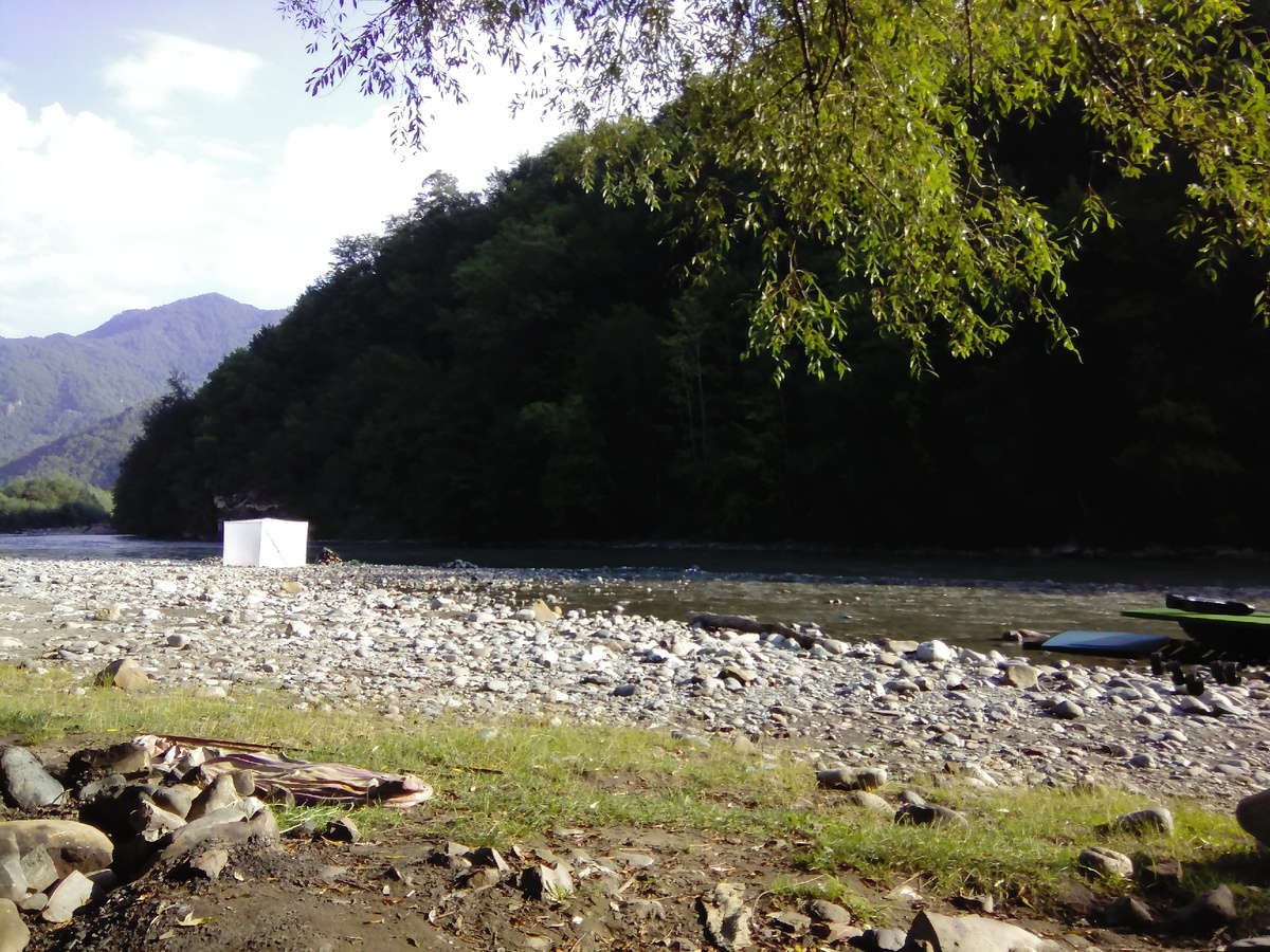 Горы  и река. Это фото сделано было летом, на отдыхе