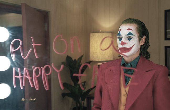 Артур Флек смотрит на надпись в зеркале