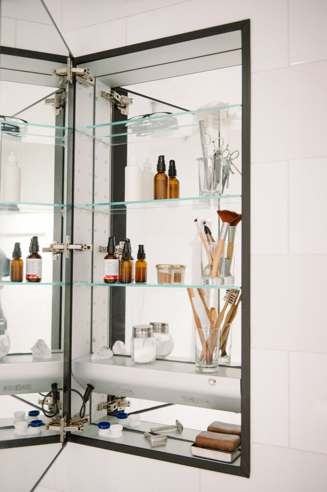 Шкафчик в ванной семьи Джонсон