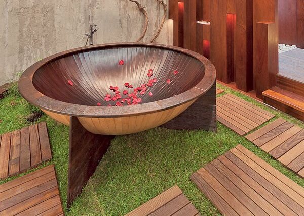 Круглая ванна из термомассива дуба не боится воды и не рассыхается (Lumi)