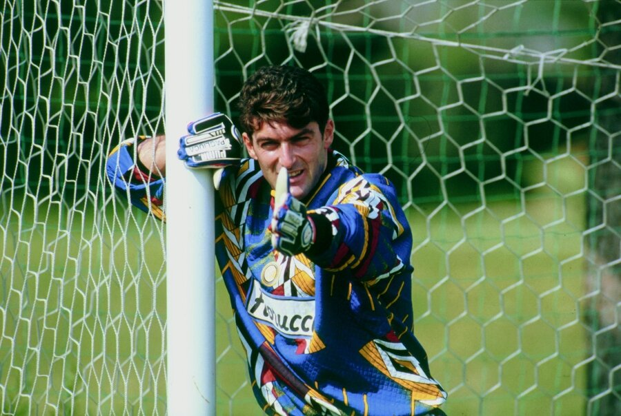 Пальюка руководит установкой "стенки".