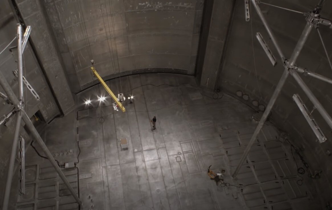 Внутри камеры, кадр из https://www.youtube.com/watch?v=E43-CfukEgs