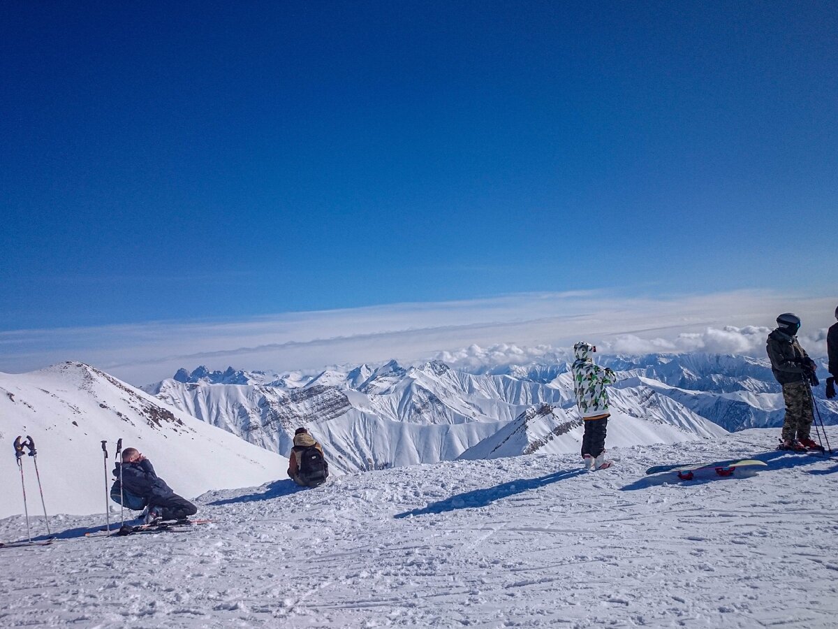 Две фигуры слева в кадре — это как раз немецкие горнолыжники. К сожалению, за два года их имена я успешно забыл...