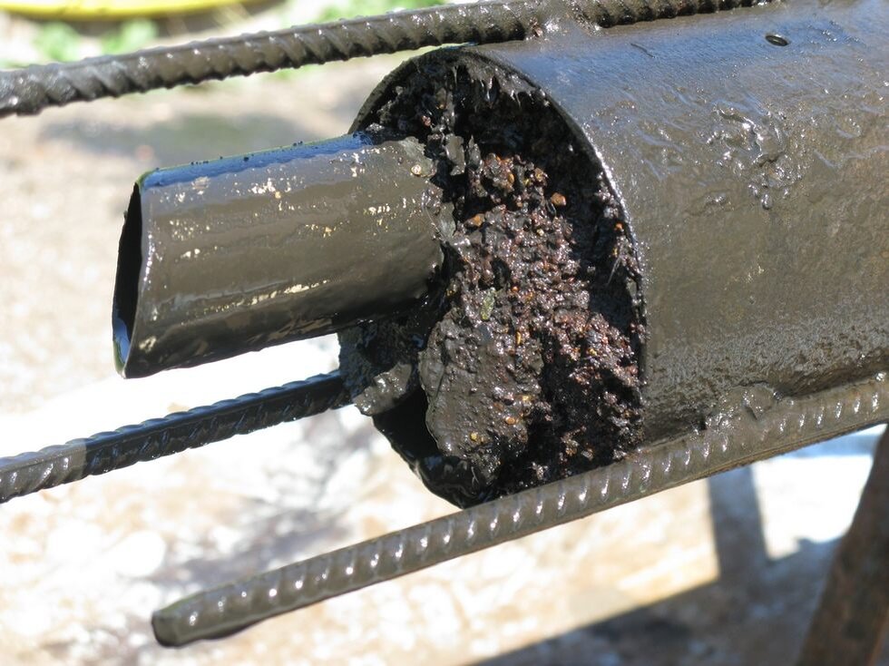 Чтобы выбрать способ, как почистить скважину от песка, глины или ила, нужно ознакомиться со всеми технологиями, доступными в бытовых условиях.