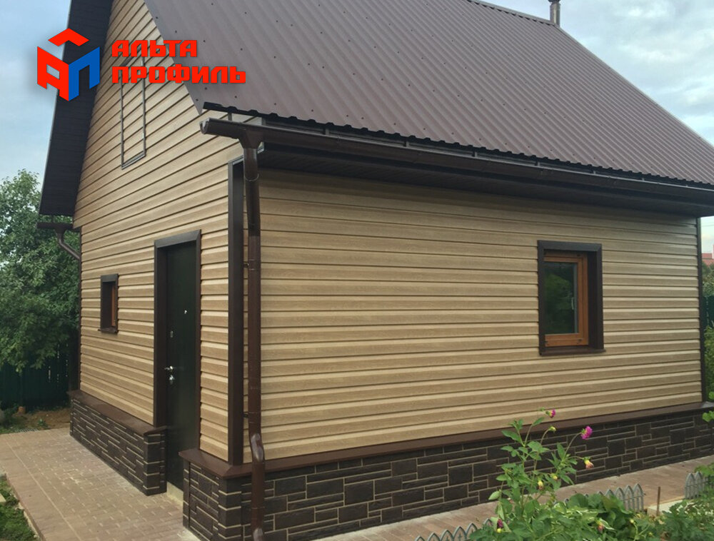 Рис. 2. Стены облицованы сайдингом, цоколь – фасадными панелями. 