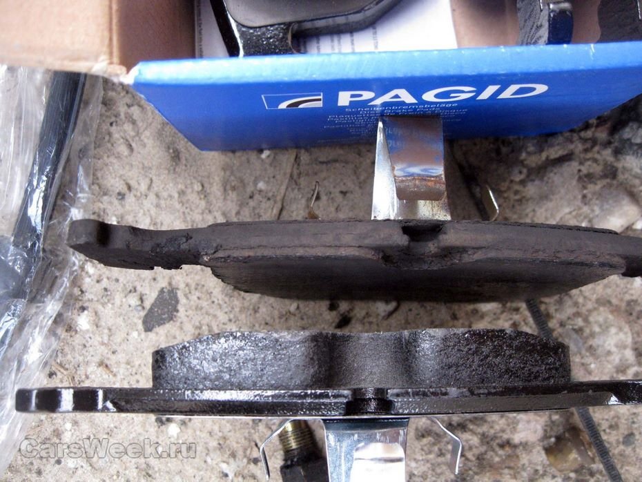  Прежде всего, стоит помнить, что любой автомобиль требует периодической замены тормозных колодок, вне зависимости от дороговизны модели, а вот сама периодичность замены, может значительно отличаться от модели автомобиля и качества самих колодок с тормозным диском. Обычно, данный интервал составляет от 20 000 до 60 000 км. Помните, что эксплуатация автомобиля с изношенными тормозными колодками — это потенциально аварийная ситуация. Ведь эффективность тормозов уменьшается, а тормозной путь увеличивается. 
Так как вы регулярно применяете тормоза на протяжении не одной тысячи километров, тормозные колодки постепенно изнашиваются, их способность останавливать автомобиль постепенно снижается.
