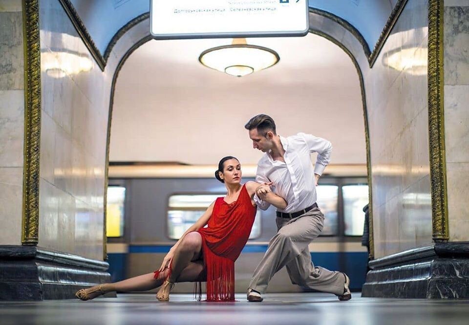Фото: Эдгар Олгуин . Танго в московском метро