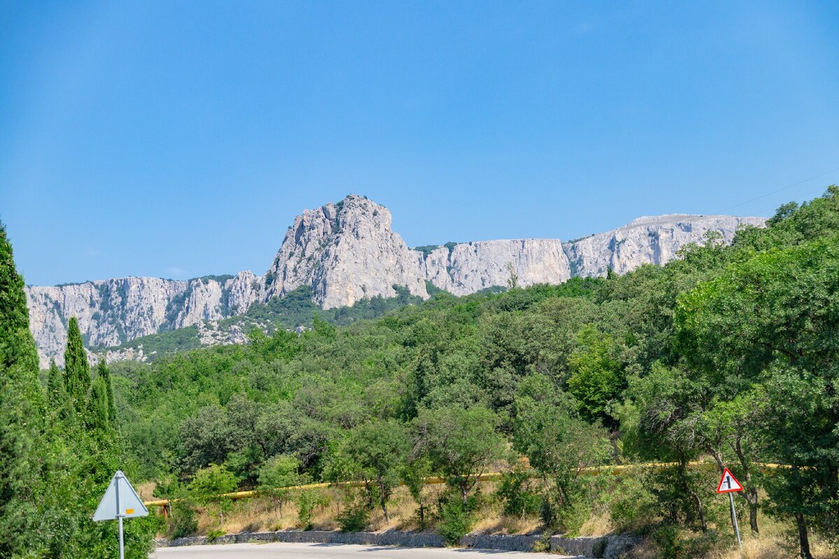 2. Слева Биюк-исар, справа гора Спирады, на которую я держу путь.