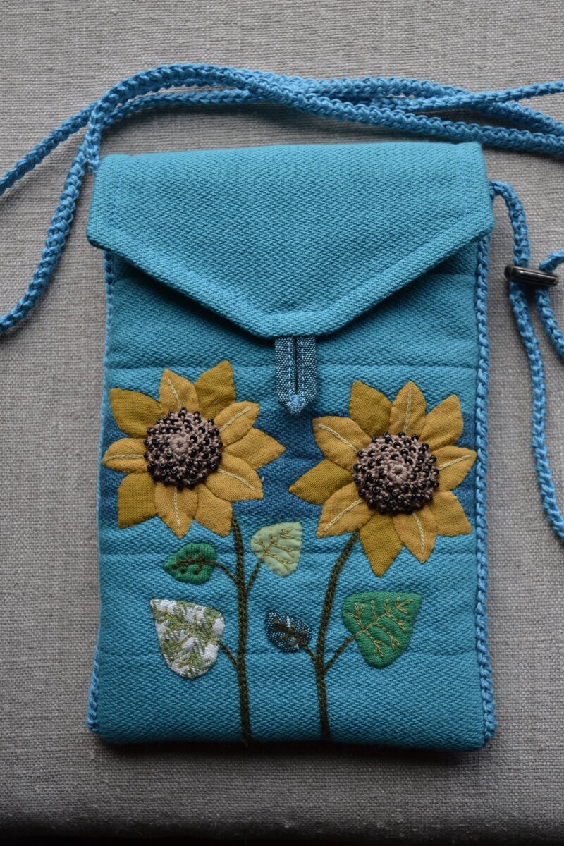 Сумочка для телефона с лоскутной аппликацией.