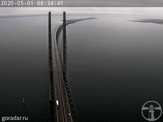 Академик Черский проходит под Шведско-Датским мостом. А если приглядеться, то даже можно увидеть кран на корме судна.