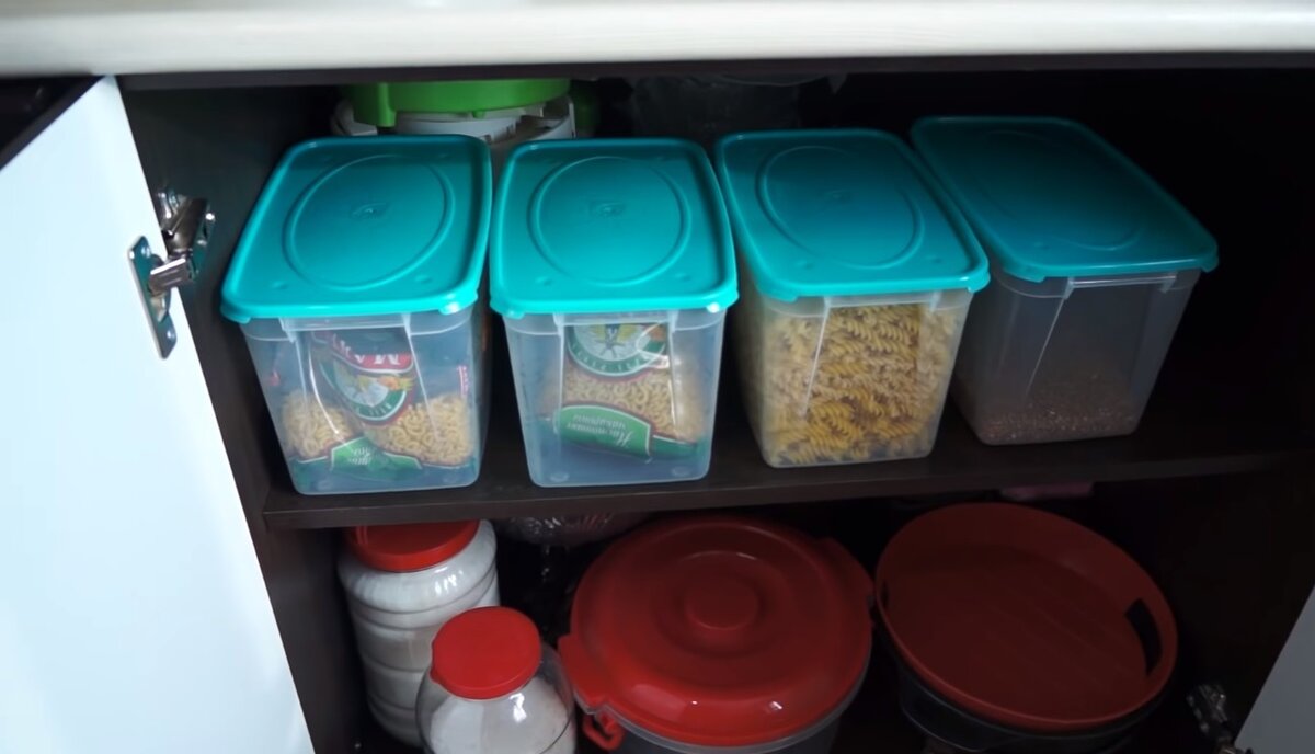 Убираемся на кухне: как опознать вредный пластик среди посуды.